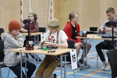 Et glimt fra en af de mange konkurrencer. Cubing handler ikke kun om at samle professorterning så hurtigt som muligt, der er en lang række af forskellige discipliner indenfor den lidt nørdede sportsgren. Foto: Henrik Ole Jensen