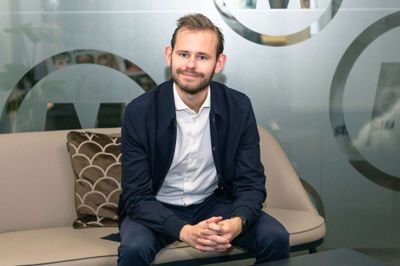 Mikkel Korsgaard Christensen, som oprindeligt er fra Lind, har i de seneste fire år boet i Ikast. Siden da er to børn kommet til, og familien er glad for området. Foto: Linna Grøn