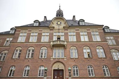 To mænd og en 17-årig dreng er tirsdag i grundlovsforhør i Retten i Aarhus. (Arkivfoto).