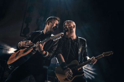 Peter Jeppesen og Henrik Østergaard er guitarister i det populære band Queen Machine, som bliver en del af 50-årsjubilæet. De er begge tidligere elever på Ikast-Brande Gymnasium - Henrik Østergaard underviser nu på skolen. Foto: PR-foto