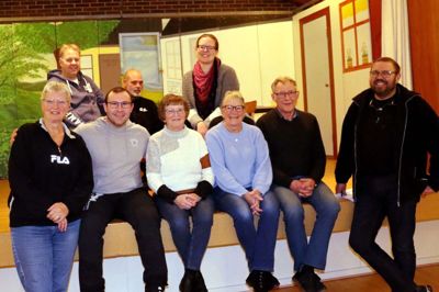 Hovedparten af deltagerne i årets dilettant i Munklinde: Bagerst fra venstre Nikolaj Bach-Henriksen, Jesper Olsen og Gitte Holm Ravn, forrest Margit Nielsen, Jacob Pilar, Anne Kirstine Kristensens, Betty Sørensen, Kurt Furbo og Søren Skov. Foto: Laila Kempel