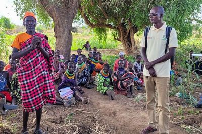Journalist og menighedsrådsmedlem Hans Jørgen Hansen fra Engesvang har været i Kenya med Folkekirkens Nødhjælp. Her ses han yderst til højre i færd med at tage noter. Foto: Privatfoto