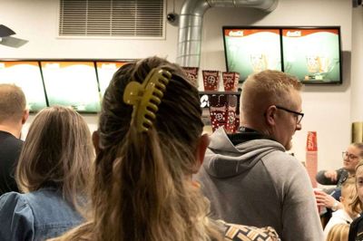 Der var kø i biografens popcorn-bar forud for MGP transmissionen på det store lærred. Foto: Privatfoto