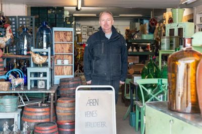 Heine Fisker mellem nogle alle sine herligheder. Umiddelbart ser der måske lidt uoverskueligt ud, men der er system i tingene. Foto: Linna Grøn