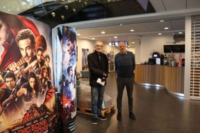 Bibliotekar Kim Kaulbach (t.v.) og biografleder Bjarne Raabjerg fortæller, at Ikast-Brande Kommune er med i den landsdækkende dokumentarfilm-festival Dox:Danmark igen i år. Foto: Laila Kempel