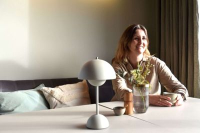 Maja Bisbale Birksø er i fuld gang med at skabe nye madoplevelser i Cafe I_Ro i Ikast. Foto: Laila Kempel