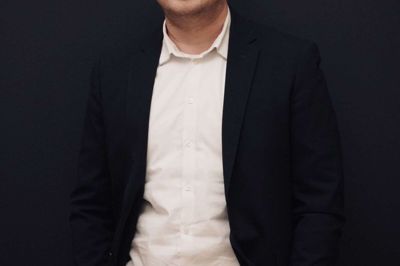 Simon Vanggaard (DF) har nu også fået erhvervslivet under sig, så han var med rette stolt af prisen. Foto: Henrik Ole Jensen