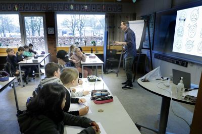 Jan Kjær i gang med at fortælle børnene i 3.b, at han er i stand til at tegne en Nomer på blot 14 sekunder. Lige efter fik han lov til at bevise sin påstand. Foto: Henrik Ole Jensen