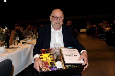 Steen Hebsgaard, Bakkehusets mangeårige formand, blev hædret ved Andelskassens aktionærmøde i Tinghallen tirsdag aften. Foto: Laila Kempel