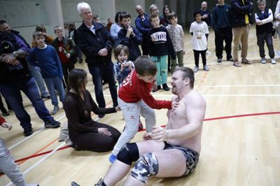 Det blev til en time komprimeret underholdning, da wrestlingsporten kiggede forbi Ikast. Som det fremgår, deltog publikum også aktivt i uddelingen af slag. Foto: Henrik Ole Jensen