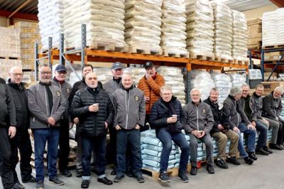 De lokale »løver« fra Lions Club i Ikast var lørdag formiddag trukket i arbejdstøjet og tog ud på deres årlige »gødningstur«. Foto: Laila Kempel