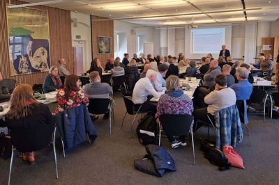 Deltagerne lyttede opmærksomt ved inspirationsmødet »Sammen om skolen« i Ikast-Brande Kommune. Foto: Ikast-Brande Kommune