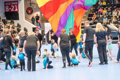Fællesskab og bevægelse sammen med mor eller far i Ikast Gymnastikforening. Foto: Erik Kreutzfeldt