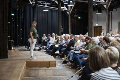 I juni 2022 inviterede Ikast-Brande Kommune til national konference, hvor resultaterne fra Projekt Erantis blev præsenteret for kommuner fra hele landet af projektleder Dorthe Iversen. Sidste mandag blev ældreminister Mette Kierkgaard (M) klogere på, hvordan det går med Erantis i Ikast-Brande. Anbefalingerne fra projektet blev rullet ud i efteråret 2022.Foto: Malene Tswai
