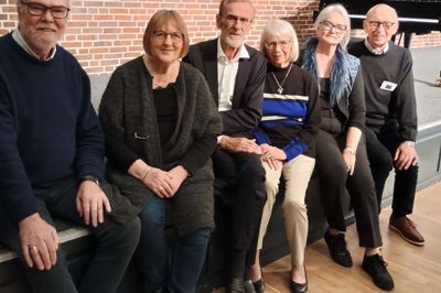 Arrangementskomiteen, der igennem 15 år har gennemført »Opera på Stranden« - og i tilgift brandet Ikast-Herning-området på musikken og sangens område - tog sig lige en fyraftensøl, kort efter at dette billede var taget. Fra venstre ses Aage og Hanna Christiansen, Erik Kaltoft, Ingelise Suppli, Inge-Lise Vestergaard-Poulsen og Niels Ole Vestergaard-Poulsen.