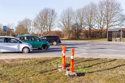 Der er adskillige lyskryds i Ikast, der trafikalt er udfordrede. Det var egentlig besluttet at få dette kryds ved Lysholt Allé lysreguleret, men projektet er blevet udsat til »bedre« tider. Foto: Linna Grøn