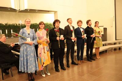 På billedet ses fra venstre de to vindere i hver sin kategori og herefter de øvrige præmiemodtagere: Marie Borup, Karen Guldbæk Hauerslev, Joseph Abiani, Simon Nordfeldt West, Søren Søgaard Frandsen, Hans Christian Brun-Jensen og Thea Adolph Jensen. Foto: Laila Kempel