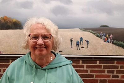 Bente Busk er her fanget ved et stort maleri af Poul Anker Bech, »Muldvarpejægerne«. Nyborg Strand har en imponerende kunstsamling, som de besøgende kan studere under opholdet.