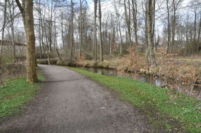 Der skal mere lys på stierne langs Brande Å og i anlægget, så det bliver mere trygt at færdes her. Foto: Flemming Thulstrup