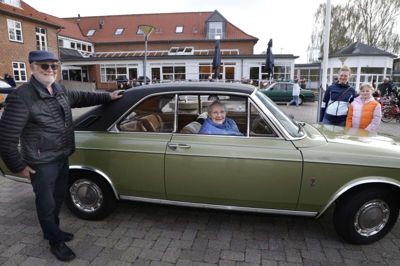 Ruth Pedersen har sat sig godt til rette i den flotte vintagebil, mens barnebarnet Lena Holt og barnebarnet Fiona Holt Lavrsen står i baggrunden. Forrest ses den stolte ejer og chauffør, Bent Danmsgaard. Foto: Henrik Ole Jensen