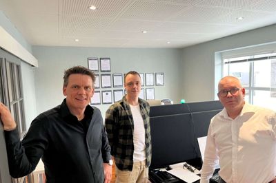 Direktør Jesper Kamp, Jannik Kjærsholm og Søren Abildgaard fra Kommbine, som åbner en afdeling i Ikast. Foto: Privatfoto