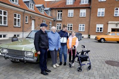 91-årige Ruth Pedersen fik en køretur af Bent Damsgaard. Med i bilen var også hendes barnebarn Lena Holt og oldebarnet Fiona Holt Lavrsen. Tilbudd i en gammel bilklassiker var blot en af flere aktiviteter, da der for første gang blev arrangeret Børnenes Dag. Foto: Henrik Ole Jensen