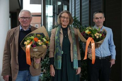 Hans Jørgen Jensen (t.v.) og Lone Belling fra Nørre Snede og Jens Peter Hansen fra Asferg modtog henholdsvis Initiativprisen og Landsbyprisen 2023. Foto: Region Midtjylland