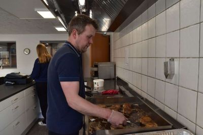 Kim Rasmussen havde ansvaret for karbonaderne, og det klarede han flot. Både størrelse, duft og smag levede fuldt op til forventningerne.
