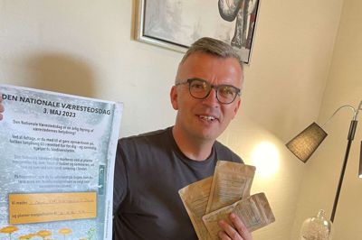 Værestedet Oasen i Ikast holder onsdag 3. maj åbent hus i anledning af Den Nationale Værestedsdag. På billedet ses Benny Ringgaard Poulsen, opsøgende medarbejder i Center for Rusmiddelbehandling Ikast-Brande Kommune, der er klar til at uddele frø til såning af morgenfruer - en blomst, der vækker lys og glæde, og som med sin gulorange krone lyser op som en sol og giver håb for fremtiden. Foto: Privatfoto