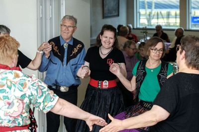 Hedens Squaredansere sad blandt bordene og spiste med. Pludselig rejste de sig op og begyndte at give et par numre. Det løftede stemningen gevaldigt. Foto: Chresten Bergh
