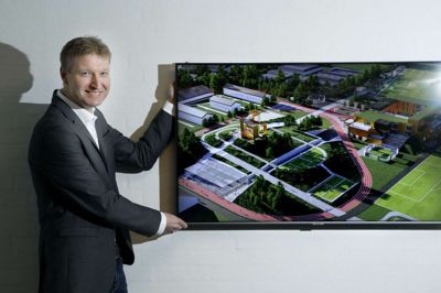 Torben Østergaard, direktør på ISI og formand ved Sportscampus Ikast-Brande takker for donationen til Ikast Complete, som står klar i slutningen af juni. Foto: Henrik Ole Jensen