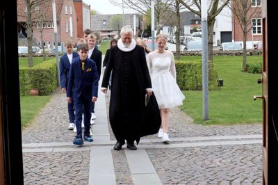 Provst Poul Erik Knudsen træder ind i Ikast Kirke med konfirmanderne på den sidste store bededag. Foto: Laila Kempel