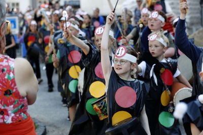 Ikast var fyldt med trommespillende trafiklys ved fredagens børnekarneval. Foto: Chresten Bergh