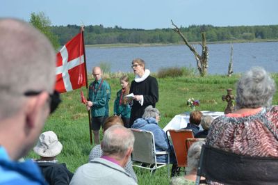 Deltagerne bliver også opfordret til at medbringe noget at sidde på. Klapstole er dog ikke optimale, da man skal sidde på en ret stejl skråning. På billedet ses Kresten Thue Andersen, der er sognepræst i Kragelund og Funder. Foto: Hans Jørgen Hansen