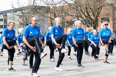 Der var masser af høje knæløft, da 85 seniorer lavede gymnastik på torvet i Ikast. Foto: Linna Grøn
