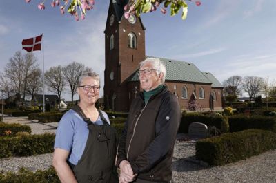 Isenvad Kirke har haft den samme kirkegårdsleder i snart 29 år. Nu er Svend-Erik Mosegaard Hansen dog gået på efterløn og overlader stafetten til Johanne Toftgaard.