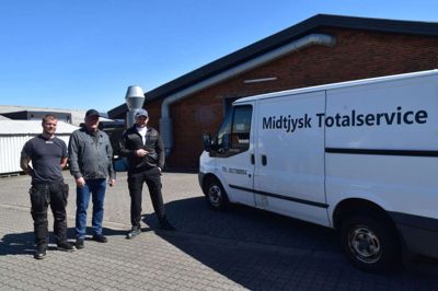 Farvel til Ikast Blæksprutteservice og goddag til Midtjysk Totalservice. Det er fra venstre Ole Sejr, Egon Jensen og den ny blæksprutte - Jakob Fanefjord. Foto: Flemming Thulstrup
