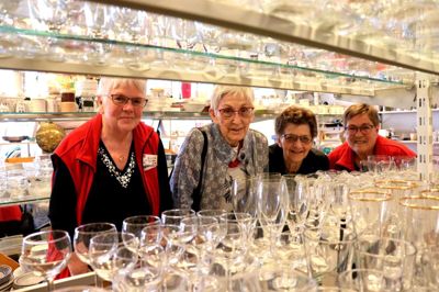 Aase Inga Nielsen, Kirsten Eskildsen, Else Jacobsen og Margit Lysgaard hører til staben af de frivillige kræfter i Røde Kors’ Genbrugsbutik, der nu fejrer 25-årsjubilæum. Blandt de største salgsvarer er netop isenkram, som de her er fotograferet foran. Foto: Laila Kempel