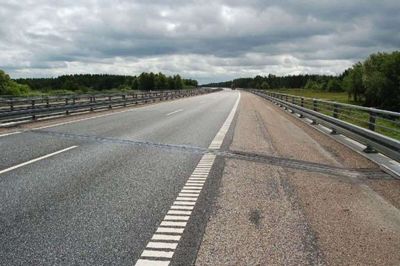 Turen er kommet til fugerne på motorvejs-broerne over Fjederholt Å. Foto: Vejdirektoratet