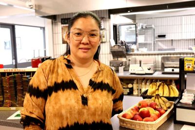 Janni Engdal har fået både sin mand og fire børns godkendelse til at kaste sig over en ny arbejdsopgave. Efter sommerferien starter hun officielt som ny bestyrer af cafeen i Sportscenter Ikast. Foto: Laila Kempel