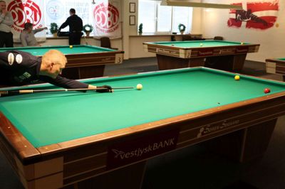 Koncentrationen er stor i Ikast Billard Klub i denne weekend, hvor Europas bedste fem-kegle-billardspillere mødes ved EM. Foto: Merete Riis Jensen