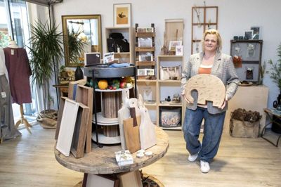 Alle Marlene Dahlgaards produkter er lavet at resttræ og genbrugsmaterialer. Fra 8. august kan de købes fast i Strøgcentret. Foto: Tom Laursen