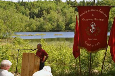 Forhenværende byrådsmedlem Frank Heidemann holder her tale til et tidligere grundlovsmøde ved Skallerund Sø. Foto: Privatfoto