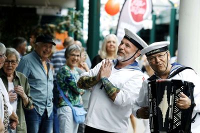 De Lystige Sømænd spillede flere gange op til dans og sang. Foto: Chresten Bergh