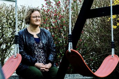 Maria Bredvigs gyngestativ fik naboen til at tage kontakt, da naboen selv havde en datter og antog, at Maria også havde en. De to piger leger gerne sammen i dag, men en så direkte »venneanmodning« kan være svær for mange forældre - og den barriere hjælper Momunity blandt andet med. Foto: Chresten Bergh