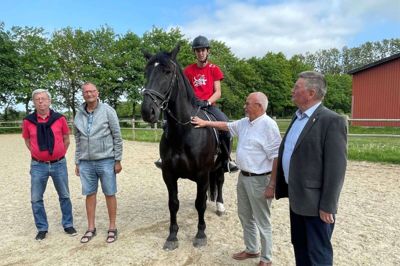 Repræsentanter fra den lokale Lions Club havde et personlig sponsorat med til Special Olympic-rytteren Marcus Jensen, der her ses på hesten Pepsi Max, som han bruger til at forberede sig på til det store sportsevent i Berlin i midten af juni måned. Foto: Laila Kempel