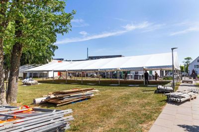 Der arbejdes på højtryk i sommervarmen for at gøre klar til weekendens Musikliv i Ikast. Foto: Linna Grøn