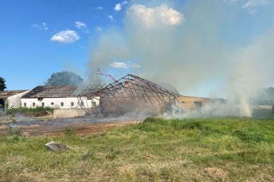 Brandvæsenet kom i arbejde, da der opstod brand i forbindeelse med nedrivning af en ladebygning på Sønderkærvej i Uhre. Foto: Holck-photo