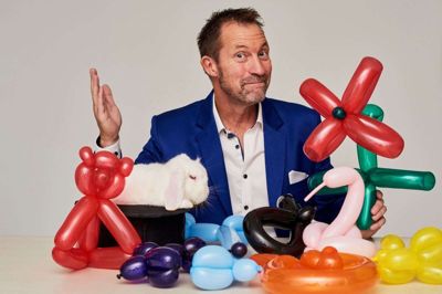 Jesper Grønkjær sørger for magi og stemning ved Sankt Hans fejringen ved FDF Huset i Bording 23. juni. Foto: PR