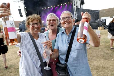 Lidt regn kunne ikke slå de her glade damer ud. Mona Jensen (t.v.) havde en fest sammen med Jytte Larsen og Marie Jensen (t.h.). Foto: Henrik Ole Jensen